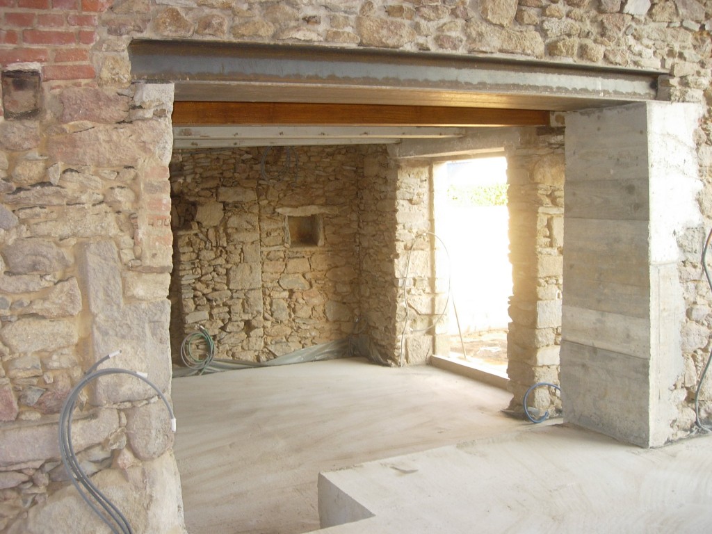 Ouverture de mur en pierre, en béton à Saint-Julien-d'Asse